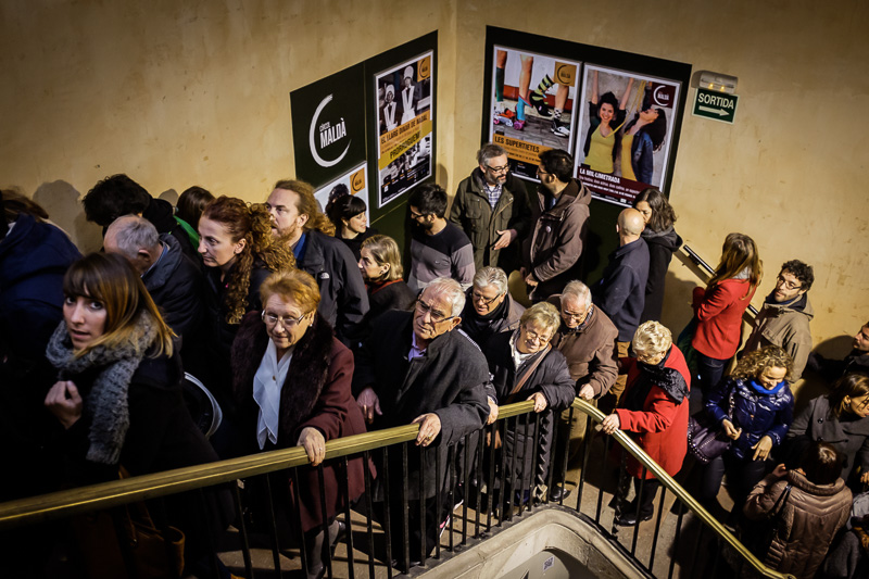 La escalera del Cine Maldà llena en motivo de la preestrena del