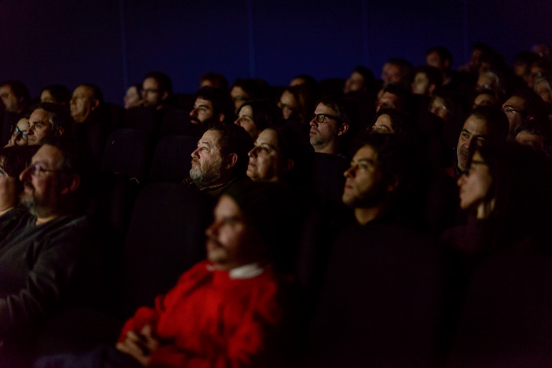 Expectadores viendo el documental "El último fotograma" en el C
