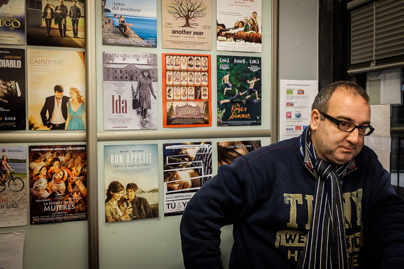 Xavi, gerente del Cine Maldà, dentro de la taquilla, tras la ll