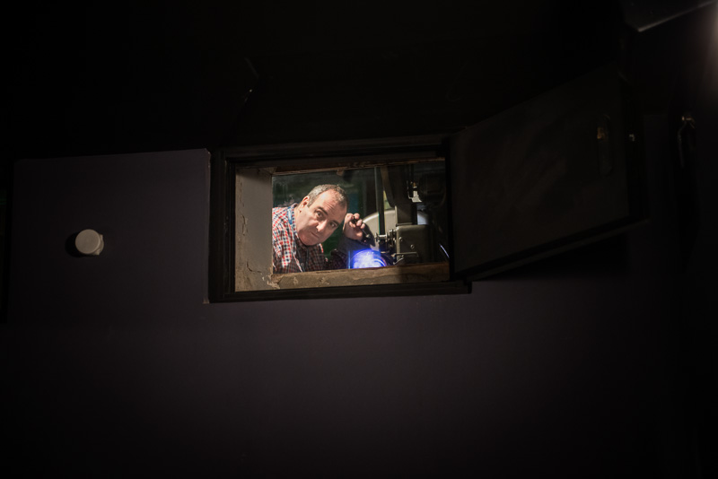 Xavi en la cabina de proyección del Cine Maldà de Barcelona, t