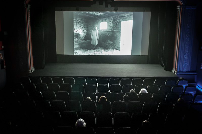 La sala del cine medio vacia en la proyección de la película "