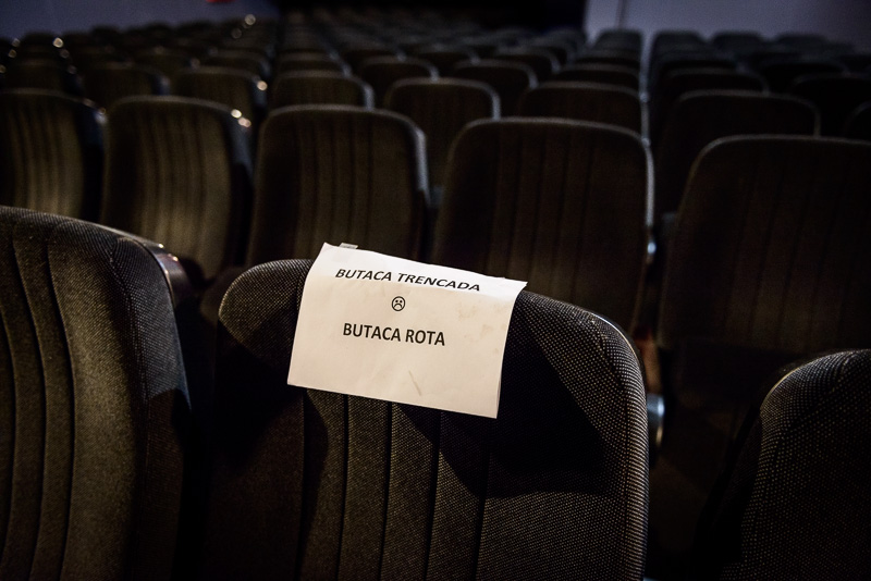 Una butaca rota en el Cine Maldà de Barcelona, tras la llamada