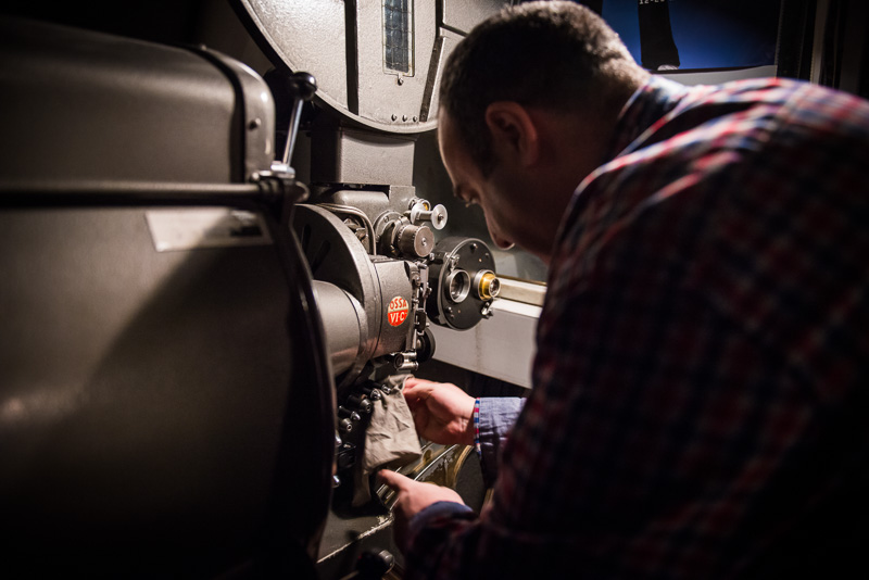 Xavi poniendo a punto el proyector de 35mm en el Cine Maldà de