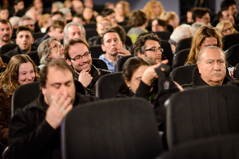 Expectadores tras la proyección del documental "El último foto